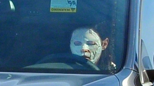 Жена Ченнинга Татума ездит за рулем в бьюти-маске