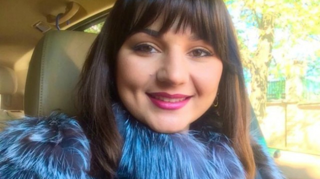 De ziua ei a devenit de nerecunoscut! Cristy Rouge a renunțat la breton și s-a făcut creață