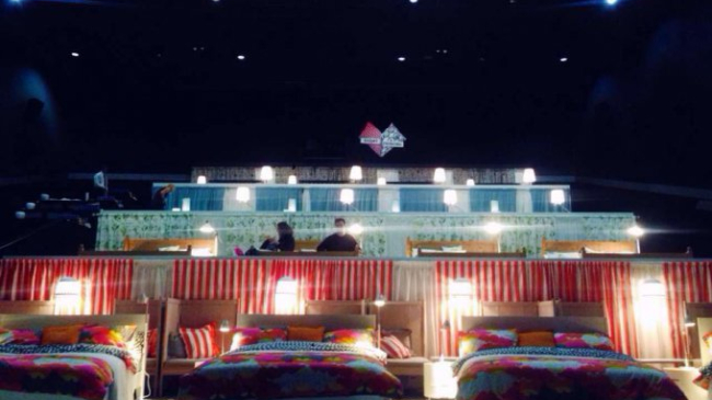 Neobișnuit! La Moscova a fost deschis primul cinematograf cu paturi în loc de fotolii