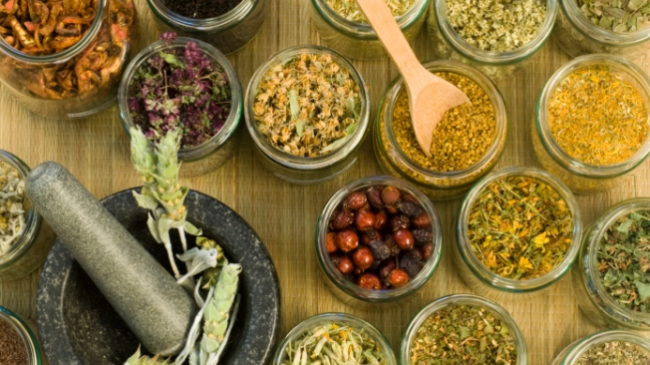 Afaceri cu sănătatea oamenilor. Cum sunt înşelaţi unii moldoveni să se trateze cu medicamente de contrabandă