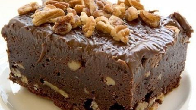 Блюдо для новогоднего стола: брауни с орехами и белым шоколадом