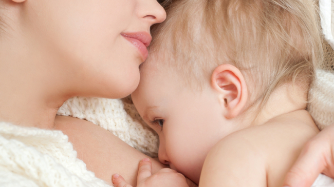 Laptele matern. De ce este atât de valoros?