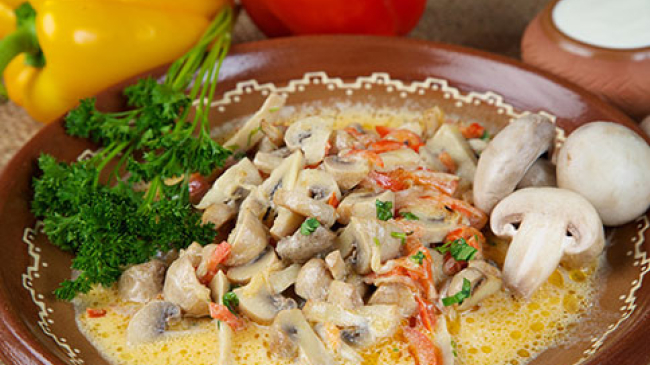 Tocană de ciuperci cu ardei graşi