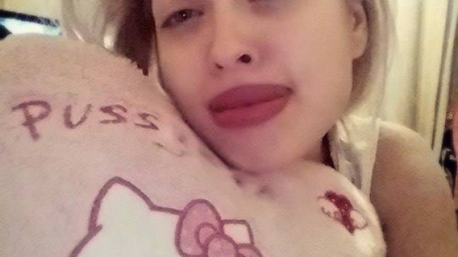 O interpretă de la noi şi mărit exagerat buzele