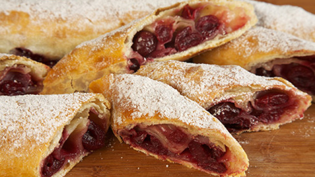 Reţeta zilei: Ruladă cu vişine