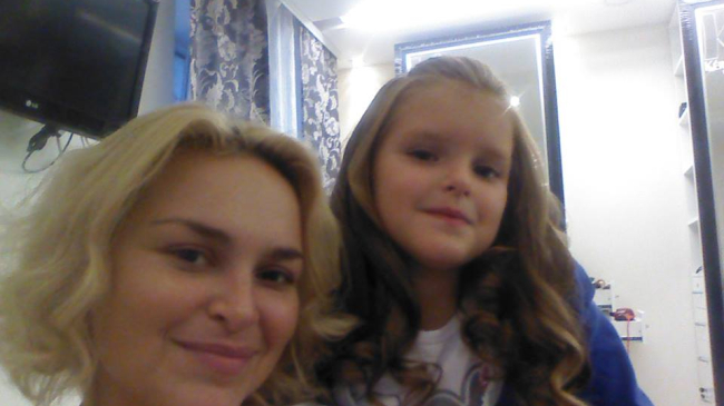 Cristina Scarlat îşi duce fiica de şase ani la salon de înfrumuseţare