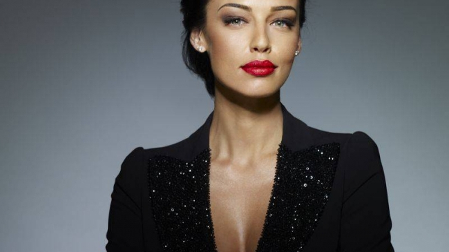 "Imi era groaza sa ies pe strada nemachiata". Andreea Raicu, declaratii  despre look-ul sau