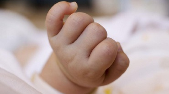 Tragedie în capitală! Un bebeluş de patru zile a murit după ce a fost născut acasă