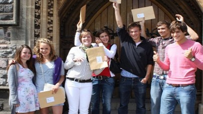 Circa 6 mii de burse de studii peste hotare pentru tinerii moldoveni