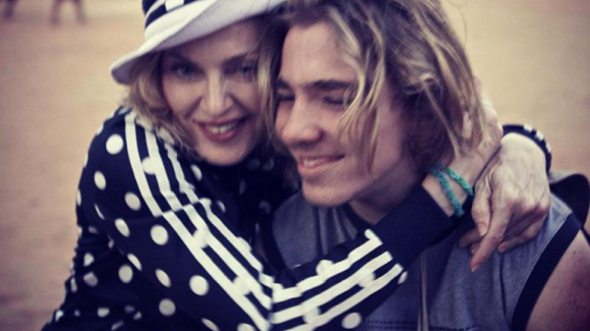 Эпатаж по наследству: 14-летний сын Мадонны красит ногти