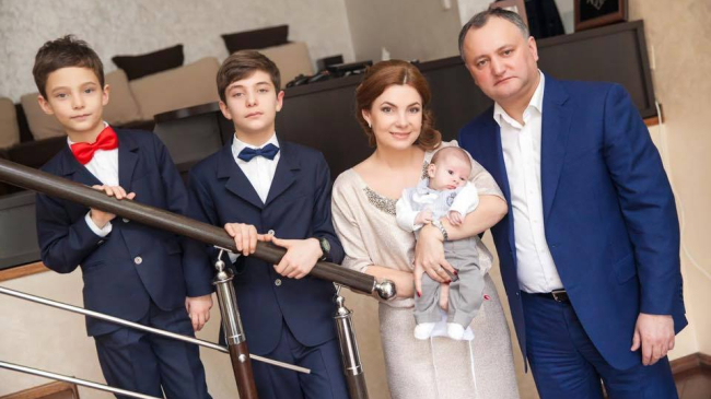 Poze cu fecioraşii şi soţia lui Igor Dodon. Iată cu cine seamănă micuţul Nicolae