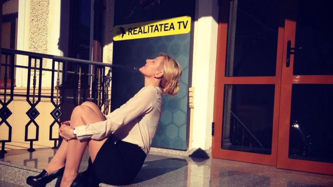 O prezentatoare TV de la noi a fost lovită în plin de un taxi!