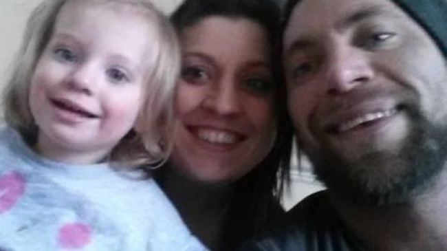 Родители сделали «татуировки-шрамы», чтобы поддержать маленькую дочь