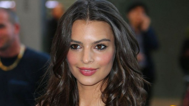 Femeia cu cel mai frumos bust natural a pozat doar in lenjerie intima. Cat de sexy este - FOTO