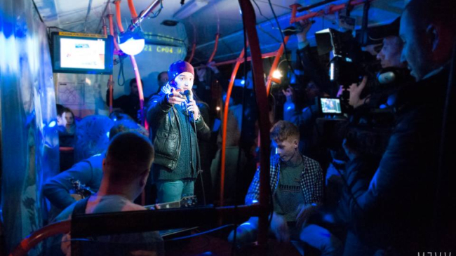Lansare de videoclip într-un troleibuz din Chişinău! Au cântat şi au dansat timp de două ore
