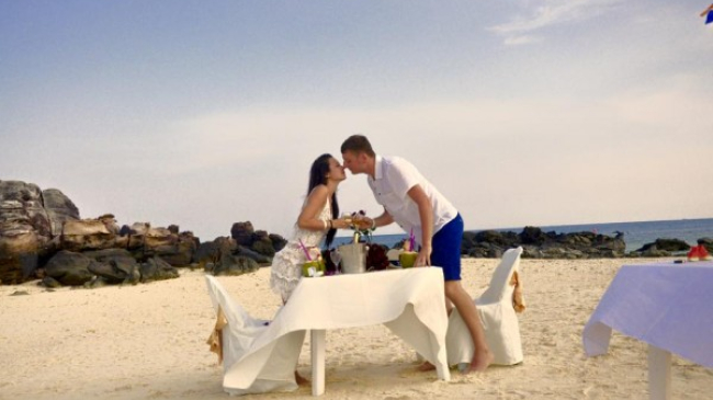 Ca-n povești! Președintele Ligii Tineretului și-a cerut aleasa! FOTO