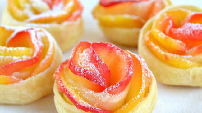 Слойки с яблоками «Розочки»