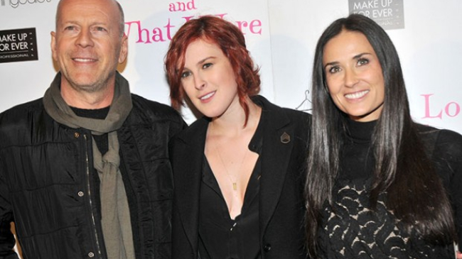 Брюс Уиллис и Деми Мур воссоединились, чтобы поддержать дочь