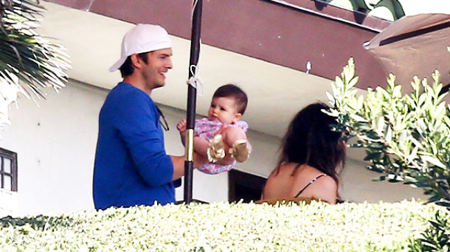 Эштон Катчер открыл сезон вечеринок в компании жены и дочки