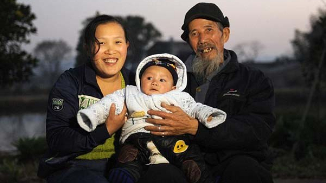 Их история вызывает осуждение и восхищение одновременно. И это не говоря уже о безопасности малыша!