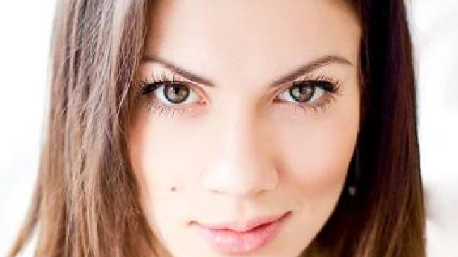 Designerul Olga Blanc își eliberează garderoba în cadrul unui târg de haine