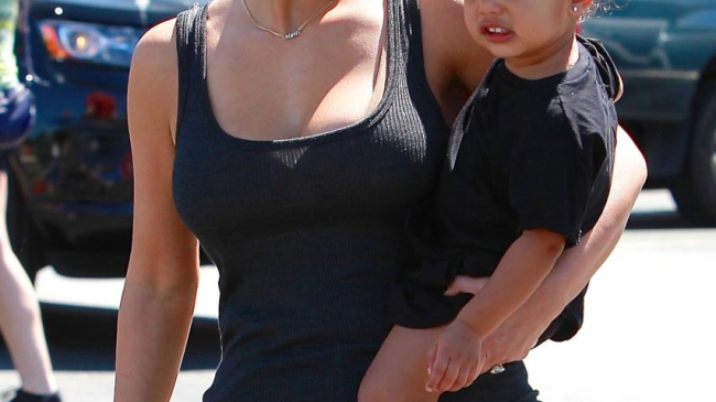 Врожденный стиль: дочери Ким и Кортни Кардашьян уже носят Chanel