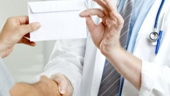 Anesteziologul de la Centrul Mamei şi Copilului a fost demisă pentru mită