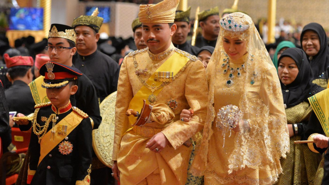 O nunta care dureaza 9 zile! Cum arata mireasa Printului din Brunei, in rochie de aur si pantofi cu bijuterii