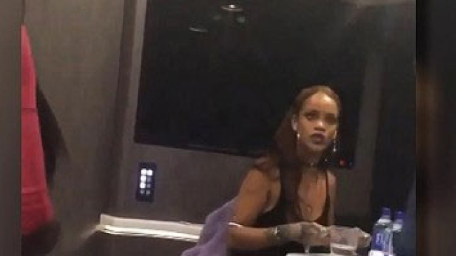 Скандальные фото! Рианну засняли во время принятия наркотиков