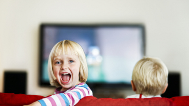 Что делать, если ребенок любит смотреть рекламу