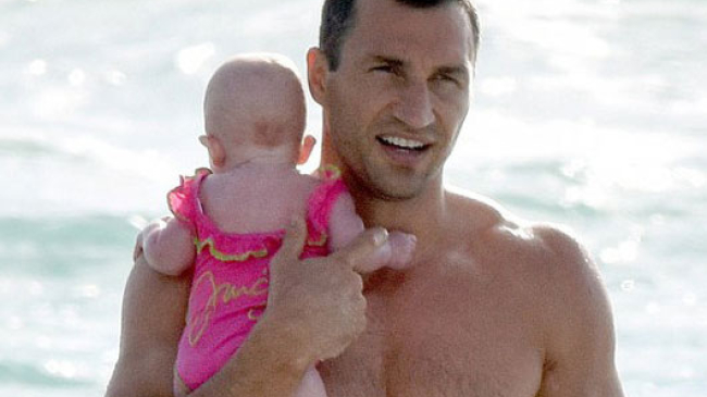 Папина дочка: Владимир Кличко и малышка Кайя на пляже в Майами