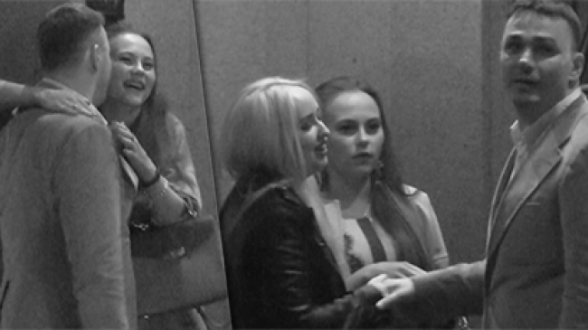 Женатый солист группы «Иванушки International» развлекся с девушками в ресторане