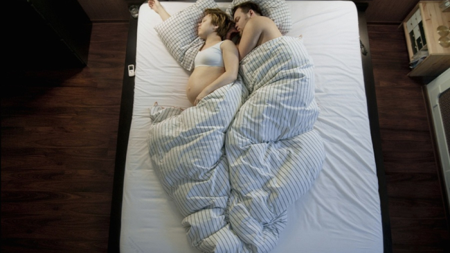 20 прекрасных снимков спящих пар, которые готовятся стать родителями