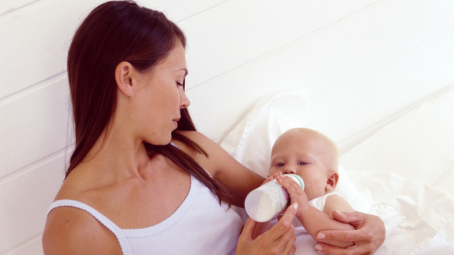 Hrănirea bebelușului cu lapte praf. Tot ce trebuie să știți despre preparare și hrănire