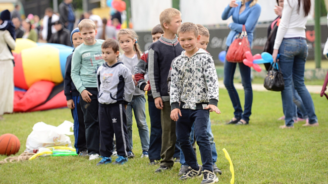 Sărbătoare pentru copiii din orfelinate la Gentlemen’s Charity Tennis Cup