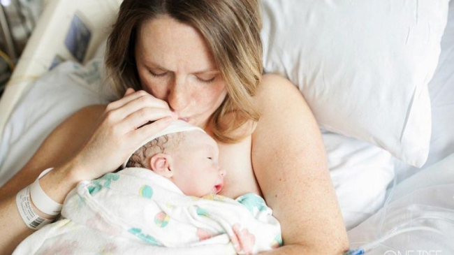 20 трогательных фотографий женщин, которые только что стали мамами. Эти эмоции не подделаешь!