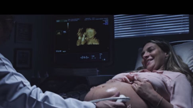 O viitoare mamă nevăzătoare merge la o ecografie de rutină, dar priviţi ce face doctorul…