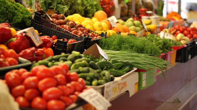 Врачи предупреждают о росте кишечных инфекций и советуют тщательнее мыть фрукты и овощи