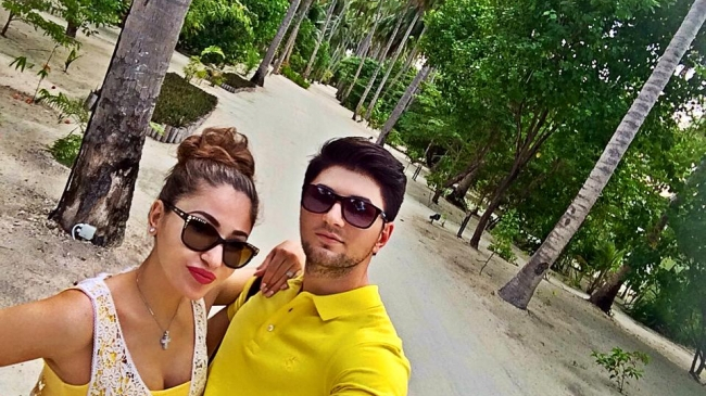 Sarut pasional pe o plaja din Maldive! Ce cuplu de la noi apare in ipostaze romantice