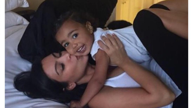 Никаких селфи! Канье Уэст запрещает Ким Кардашьян фотографироваться с дочерью