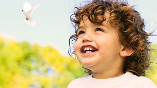 Cum să faci un micuț să zâmbească la o ședință foto