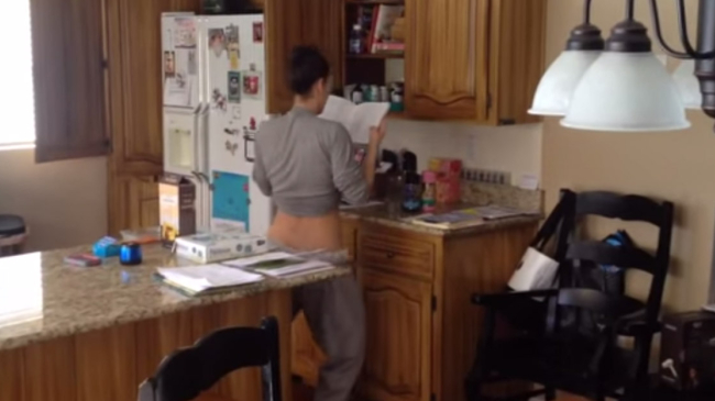 Soțul a hotărât să-și spioneze soția în timp ce aceasta gătește, dar a rămas impresionat de ce a văzut