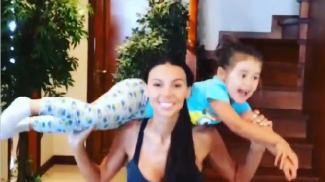 Домашний фитнес с Оксаной Самойловой: дети вместо гантелей