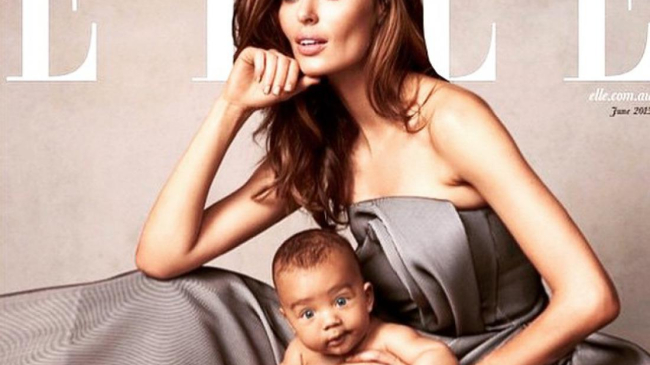 Супермодель кормит сына грудью на обложке Elle