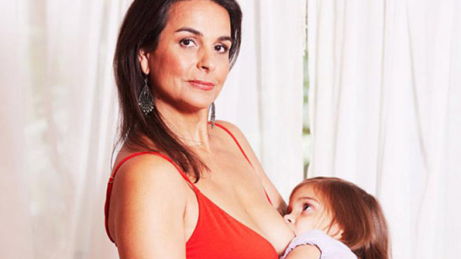 52-летняя австралийка продолжает кормить грудью дочь-школьницу