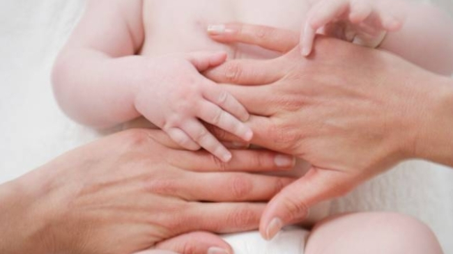 Как делать массаж животика новорожденному ребенку при сильных коликах. Видео