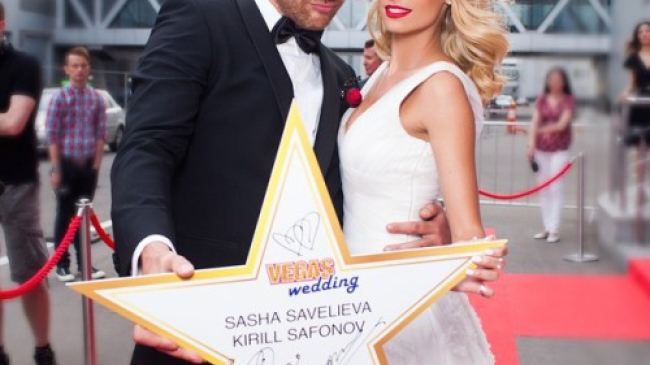 Российский актер Кирилл Сафонов показал свою обнаженную жену