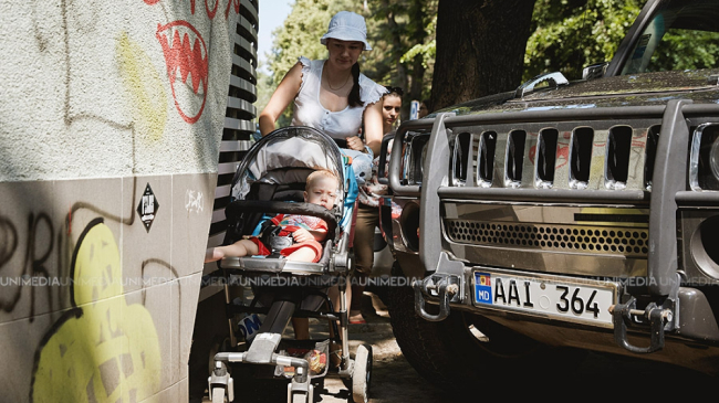 Provocare pe trotuare pentru cărucioare. Cum au protestat mai multe mămici