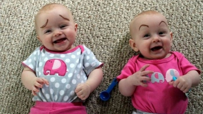 Copii cu sprâncene desenate, foarte haioși - părinții au hotărât să se distreze (foto)