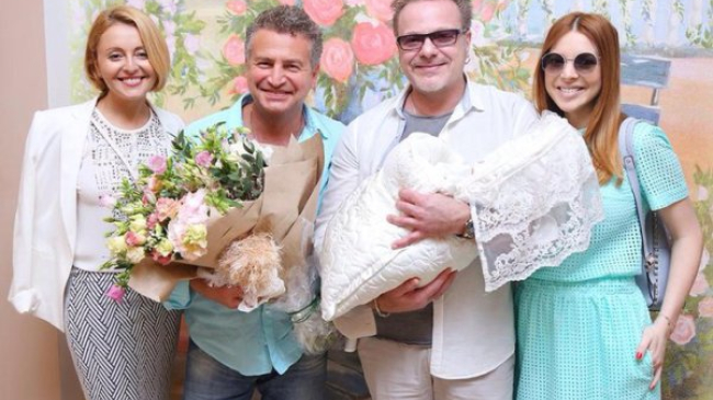 Семейство Пресняковых выписалось из роддома, где из встречали звездные друзья